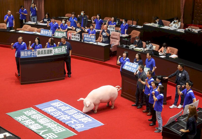 行政院長蘇貞昌22日赴立法院提出施政報告並接受立委質詢。國民黨團召集黨籍立委在開議前入場抗議,要求蘇貞昌就美豬議題先道歉再報告。