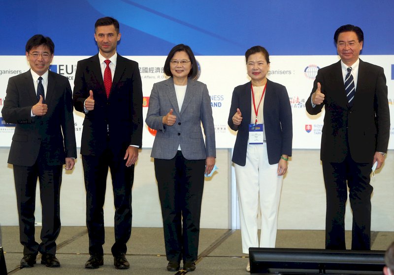 投資歐盟論壇22日在台北國際會議中心舉行,總統蔡英文(中)出席致詞後,與外交部長吳釗燮(右)、經濟部長王美花(右2)及歐洲經貿辦事處處長高哲夫(Filip Grzegorzewski)(左2)、工研院院長劉文雄(左)合影。