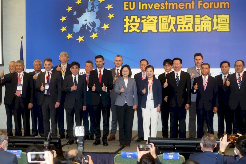 投資歐盟論壇22日在台北國際會議中心舉行,總統蔡英文(前右5)出席,並與外交部長吳釗燮(前右3)、經濟部長王美花(前右4)及歐洲經貿辦事處處長高哲夫(Filip Grzegorzewski)(前左4)等與會貴賓合影。