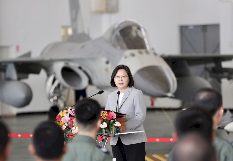 中共軍機近期頻頻擾台,總統蔡英文(圖)22日赴澎湖視導空軍「天駒部隊」,蔡總統致詞時預祝國軍官兵佳節愉快,並強調,她對空軍有信心,身為中華民國空軍,「我們怎麼可以讓別人在自己的領空上耀武揚威」。