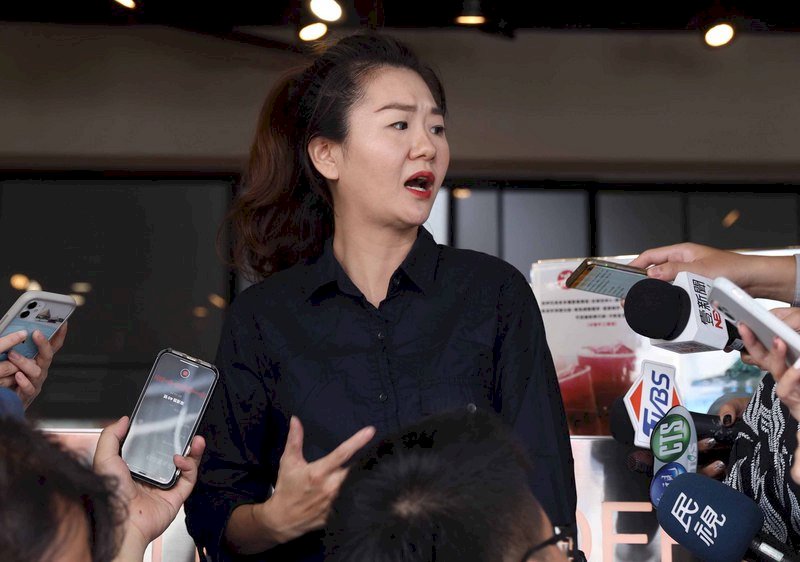 澎湖一家飲料店日前因官兵緊急出港遭取消訂單,宋姓老闆娘(圖)不在意,並強調保家衛國比較重要,被封「愛國飲料店」。