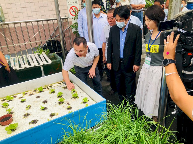 新北市瑞芳區吉慶國小利用黑水虻以腐爛有機物為食物,大量且有效率處理廚餘,推動校內循環農業,副總統賴清德(右2)22日訪視成果,並參觀校園生態環境。