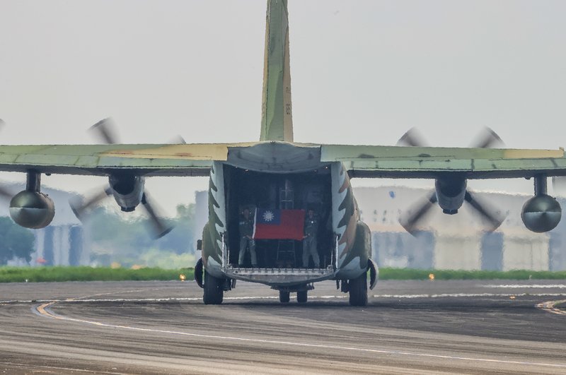 空軍第六混合聯隊第十空運大隊第102中隊22日在屏東機場舉行動態演練,C-130H運輸機降落後,打開後艙門秀出中華民國國旗。