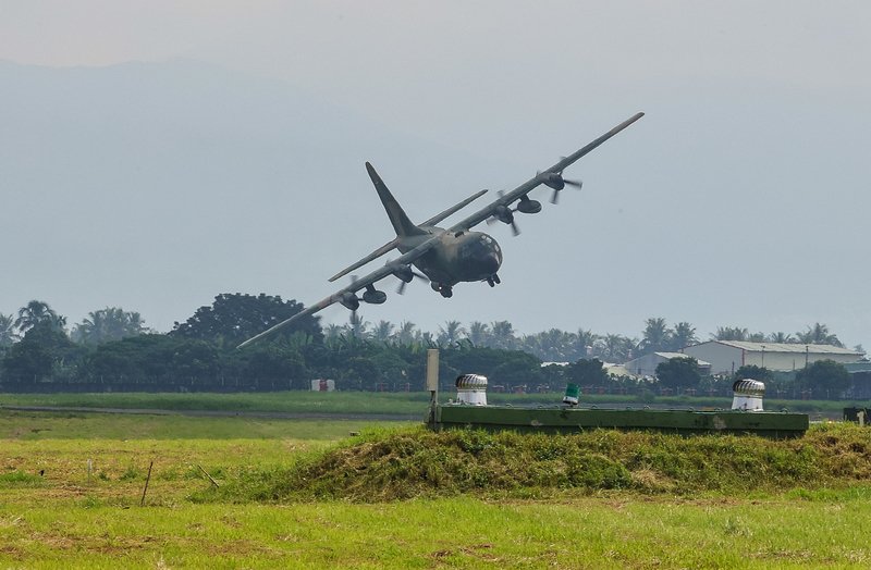 空軍第六混合聯隊第十空運大隊第102中隊22日在屏東機場舉行動態演練,C-130H運輸機展示60度小轉彎、低空重飛等性能操演。