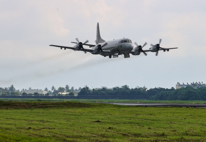 空軍第六混合聯隊第十空運大隊第102中隊22日在屏東機場舉行動態演練,P-3C反潛機進行開艙模擬投彈等操演,展現訓練成果和捍衛領空決心。