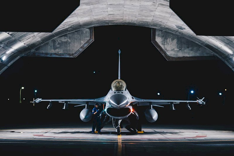 國軍「聯合防空作戰訓練」22日凌晨進行,一架F-16戰機在花蓮基地待命,準備受命起飛。(軍聞社提供)