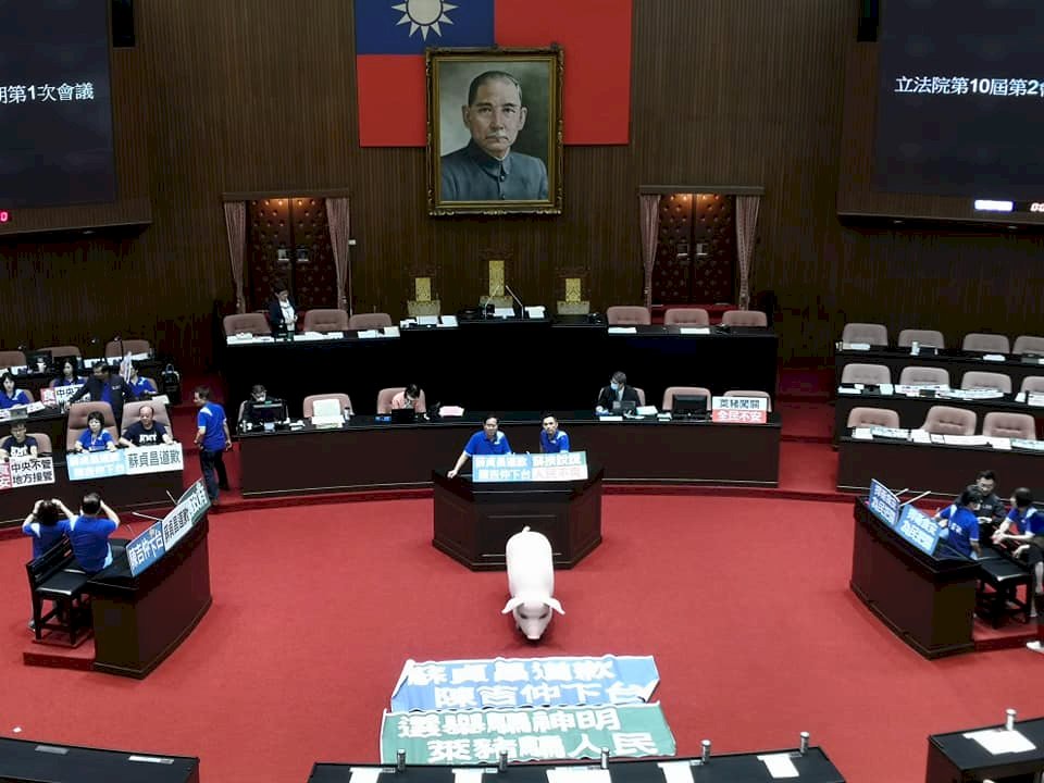 力擋萊豬進口 藍委霸占議場杯葛蘇揆施政報告
