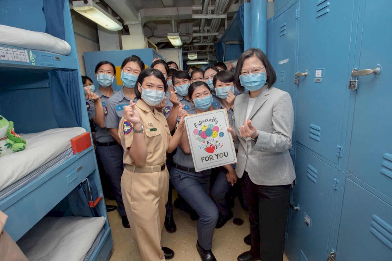 慰勉海軍146艦隊 總統:上下一心定能克服風浪