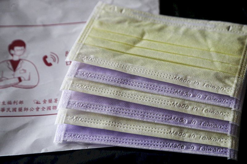 防中國製非醫用口罩混充國產醫用口罩，印有MD（醫用）及Made In Taiwan（台灣製造）的雙鋼印醫用口罩24日在全台實名制藥局、衛生所開賣。