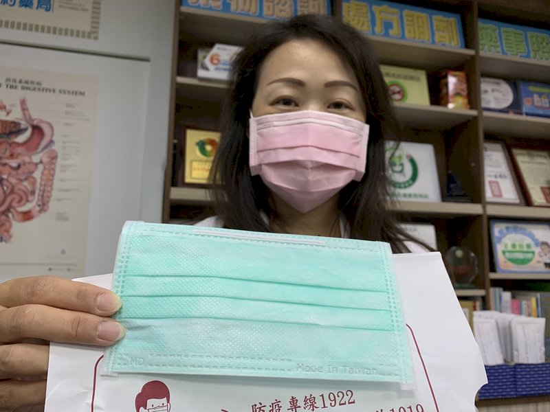 防中國製非醫用口罩混充國產醫用口罩，實名制雙鋼印口罩24日開賣，民眾可至健保藥局、衛生所購買。