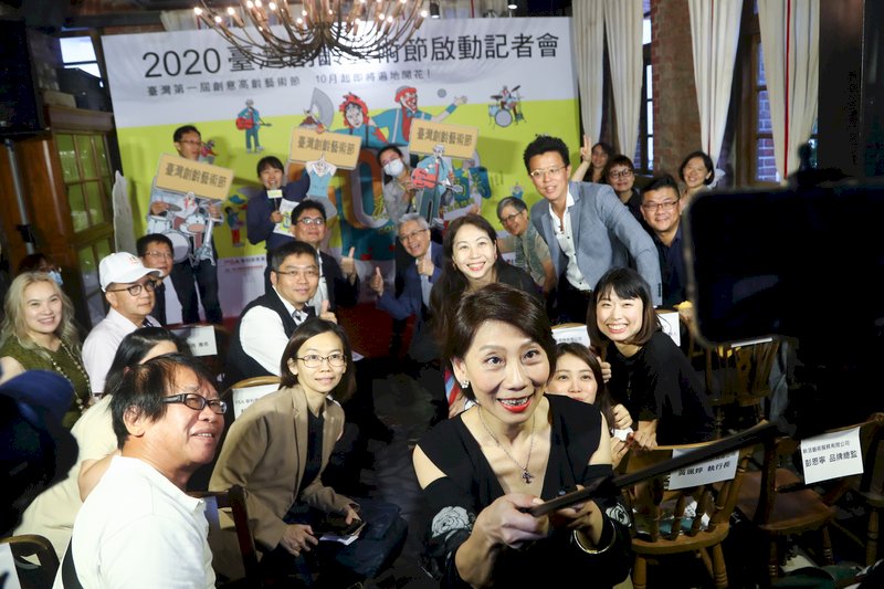 2020台灣創齡藝術節即將登場，24日舉行宣傳記者會，藝術工作者郎祖筠（前）與現場嘉賓自拍合影。