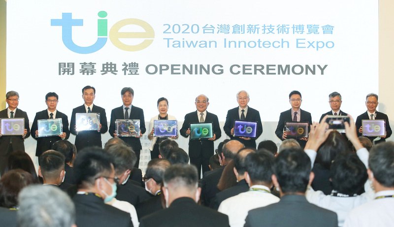 2020年台灣創新技術博覽會開幕典禮24日下午舉行，行政院長蘇貞昌（右5）、經濟部長王美花（左5）、科技部長吳政忠（右4）、貿協董事長黃志芳（右3）出席。