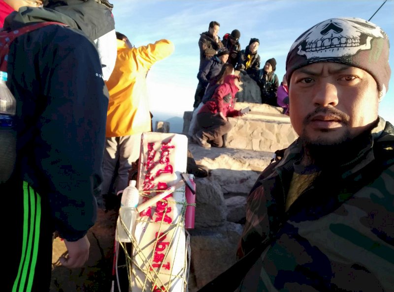 負重50公斤主峰石碑登玉山　松慶輝：很有意義