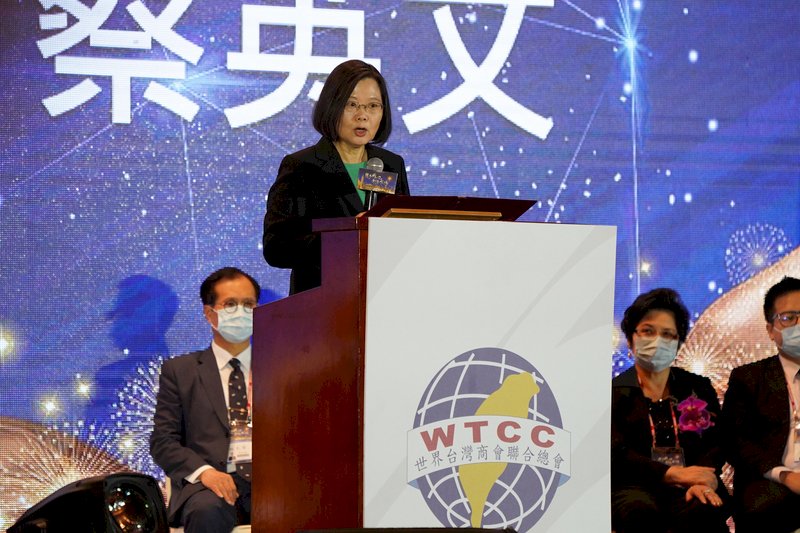 總統蔡英文（前）29日上午在台北圓山大飯店出席「世界台灣商會聯合總會第26屆年會」開幕典禮，為活動致詞。