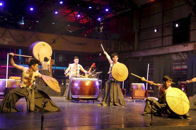 十鼓擊樂團今年邁入創團20週年，推出全新作品「島嶼傳說」，曲目之一的「憶想之門」以台灣宋江陣為主題結合鼓樂演出。