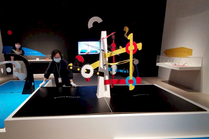 台南奇美博物館10月1日起將推出紙藝特展「紙上奇蹟2–無所不彈」，邀請國內外8組藝術家展出逾200件作品，有展品設計呈現從書本中跳出3D世界的巧思。
