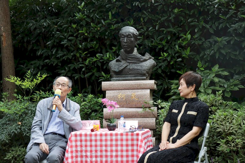 9月27日，華東師範大學中文系研究員陳子善（左）及作家淳子（右）在作家柯靈的故居對談，是紀念張愛玲百年誕辰的相關活動之一。