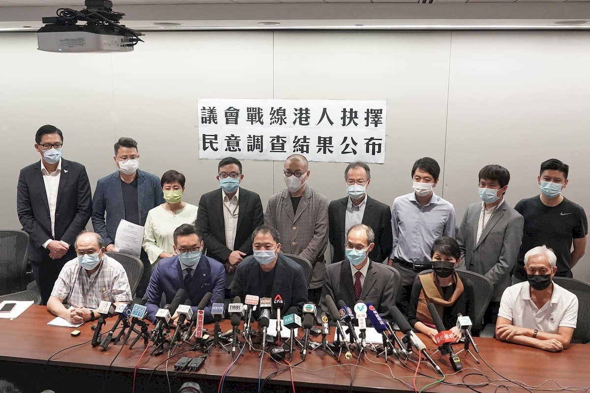 民調不過半 港泛民大部分議員仍選擇留任