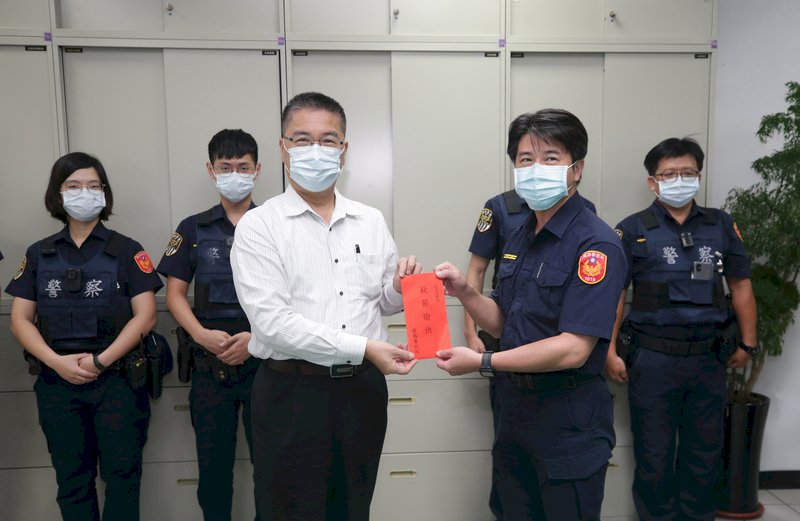 中秋連假展開 徐國勇慰勞值勤鐵路警察