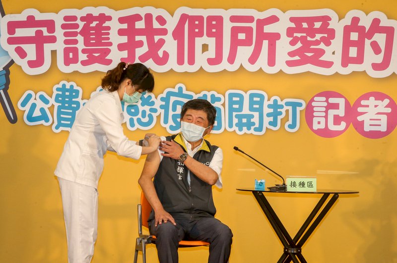 衛福部疾管署5日在台北舉行「守護我們所愛的人」109年公費流感疫苗開打記者會，衛福部長陳時中（右）出席宣傳，現場施打疫苗。(圖：中央社 )