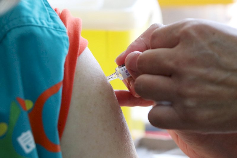 公費流感疫苗5日開打，提供包含6個月以上至國高中學生、50歲以上成人、有6個月內嬰兒的父母等接種；高雄市也舉辦公費流感疫苗開打記者會，呼籲符合條件的民眾施打疫苗。