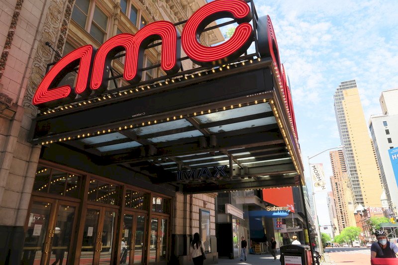 全球最大連鎖院線AMC飽受2019冠狀病毒疾病（COVID-19）疫情衝擊，示警手頭上的資金最快年底前就會見底。圖為持續暫停營業的紐約曼哈頓42街AMC戲院。