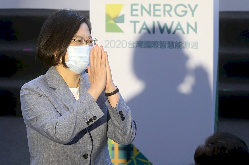 總統蔡英文14日上午前往台北南港展覽館，出席2020台灣國際智慧能源週開幕典禮，抵達時雙手合十向貴賓致意。
