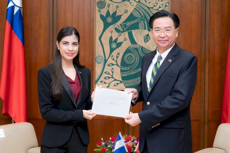 尼加拉瓜新任駐台大使李蜜娜（左）14日向外交部長吳釗燮（右）呈遞到任國書副本。李蜜娜曾為台灣獎學金生，並曾任尼加拉瓜常駐聯合國日內瓦分部代表團參事。（外交部提供）