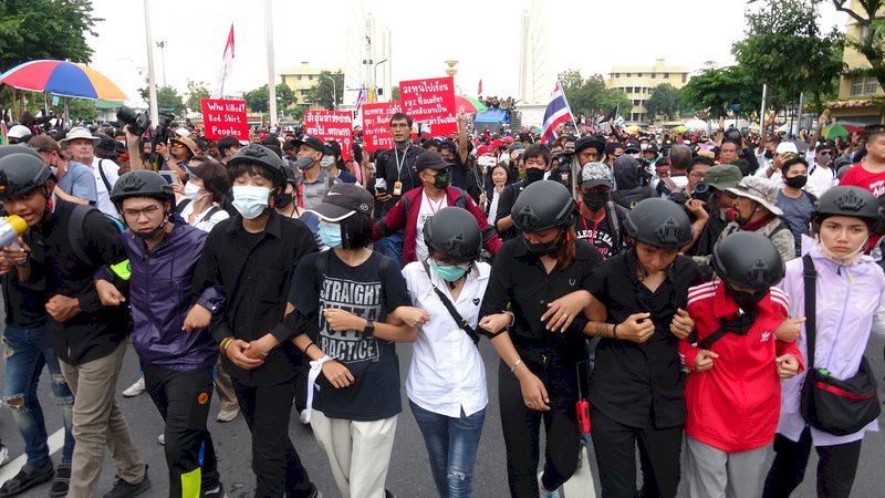 泰國反政府學生團體14日號召上千民眾從民主紀念碑前遊行到總理府，表達對政府不滿。