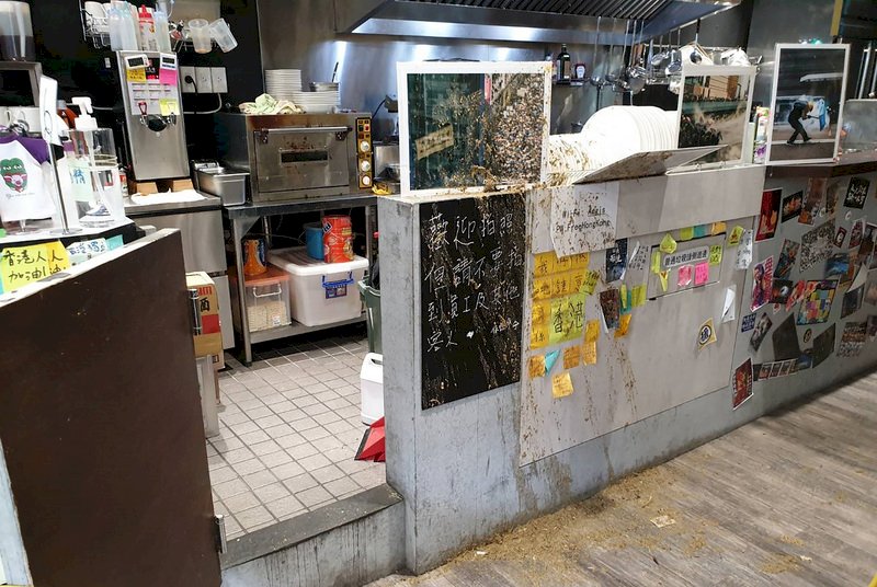反送中「保護傘」餐廳被潑穢物  港籍女員工遭波及