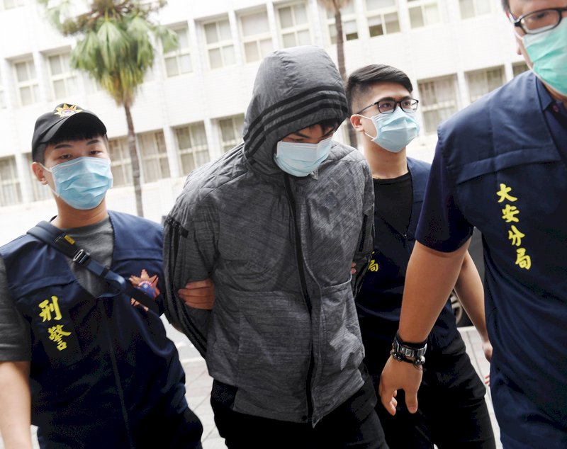 協助在台灣尋求庇護香港人維持生計的「保護傘」餐廳16日遭人潑穢物，台北市警方17日逮捕涉案的莫姓男子（中），並移送至台北地檢署複訊。