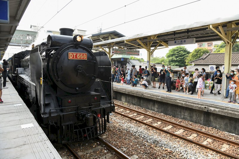 有「蒸汽火車之王」之稱的DT668，17日在台南保安車站鳴笛啟動，是台南車站120週年「驛藝生輝：追雲去」懷舊系列活動的重頭戲，17、18日只有7個車班段次，吸引不少民眾到場共襄盛舉。（台南市政府提供）
