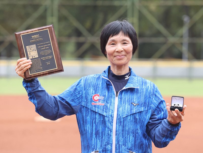去年底在世界棒壘球總會（WBSC）會員大會中，前台灣女壘國家隊王牌投手張簡金玲獲推薦入壘球名人堂，為棒壘球合併後，台灣首名獲選入名人堂的女球員，她17日開心收下WBSC頒發的名人堂獎牌、戒指。（中華民國壘球協會提供）