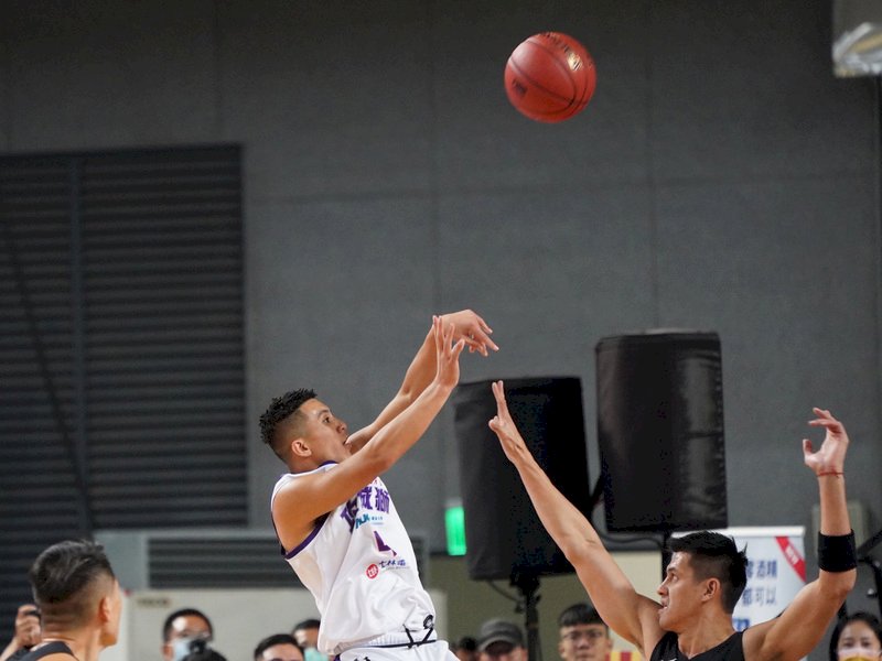 台灣職業籃球聯盟P. League+新竹攻城獅隊17日在新竹縣立體育館自辦熱身賽，陣中高國豪（左）全場狂飆30分，帶領全隊以87比80擊敗寶島夢想家隊。