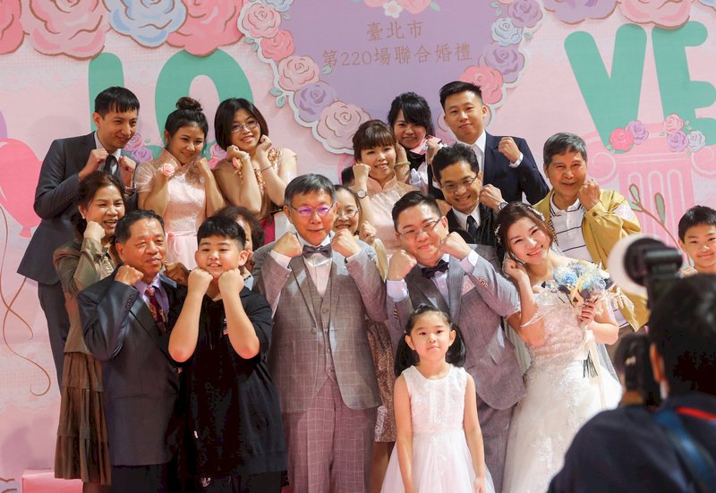 台北市長柯文哲（前左3）17日在台北出席民政局聯合婚禮，為新人們證婚，並一一與新人親友合影留念。