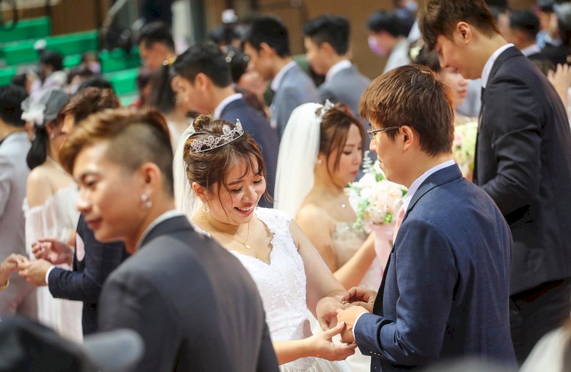 台北市109年度聯合婚禮17日在台北市立大學天母校區舉辦，新人們交換婚戒、互許終身，現場洋溢甜蜜氣氛。