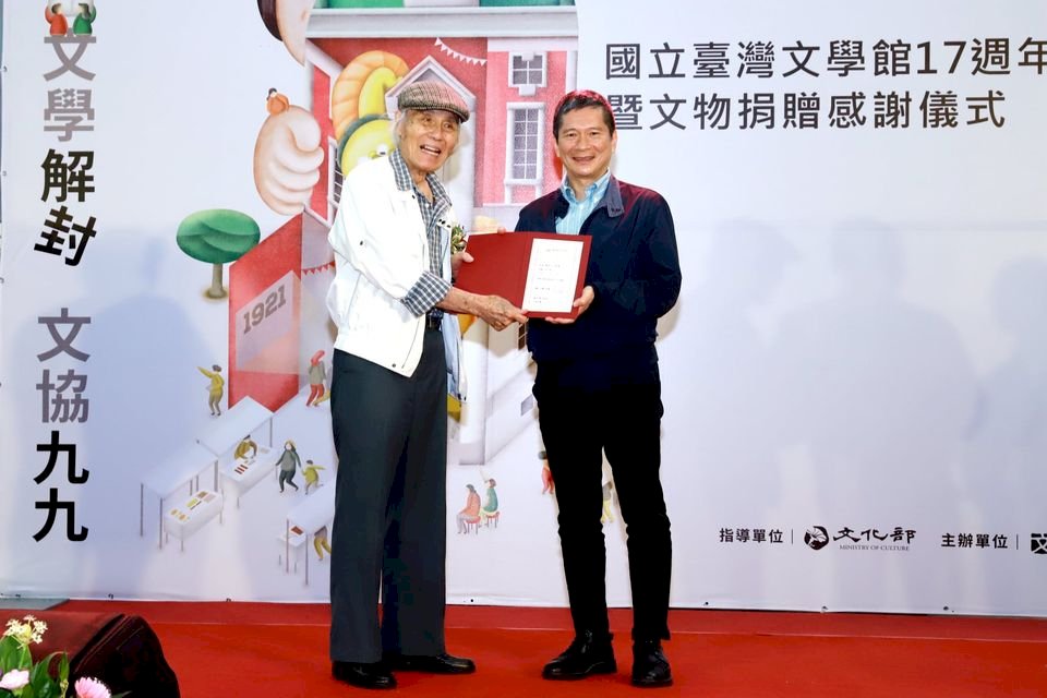 文協99週年  99歲作家鍾逸人慨捐手稿予台文館典藏