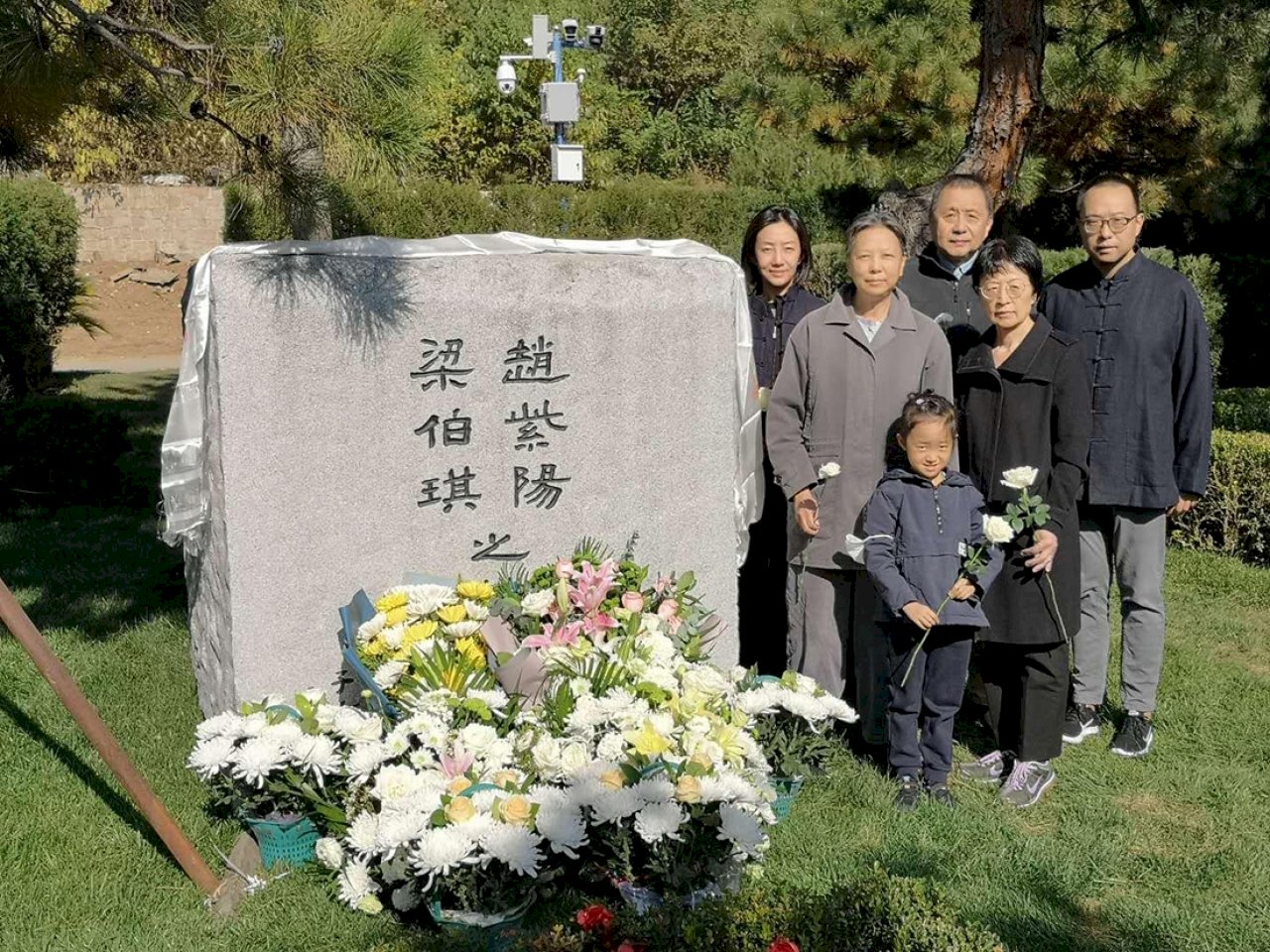 趙紫陽骨灰下葬1周年家屬前往拜祭 現場可見多個監控鏡頭