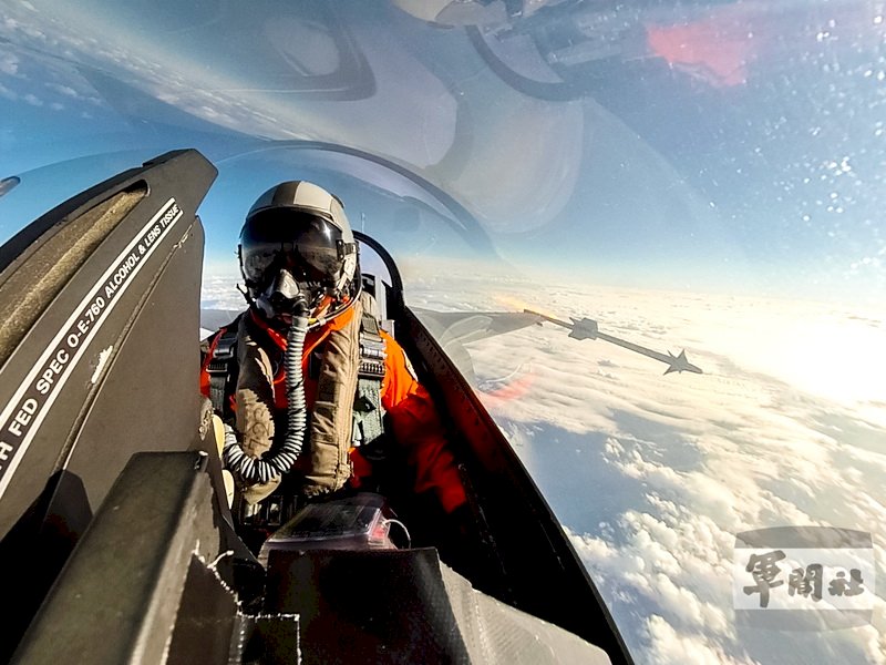 捍衛領空 F-16戰機操演空對空實彈射擊(影音)