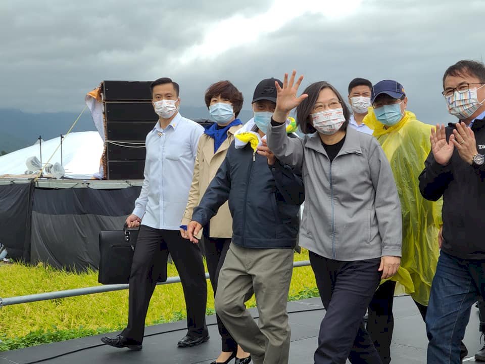 池上秋收稻穗藝術節魅力大 小英總統也來了