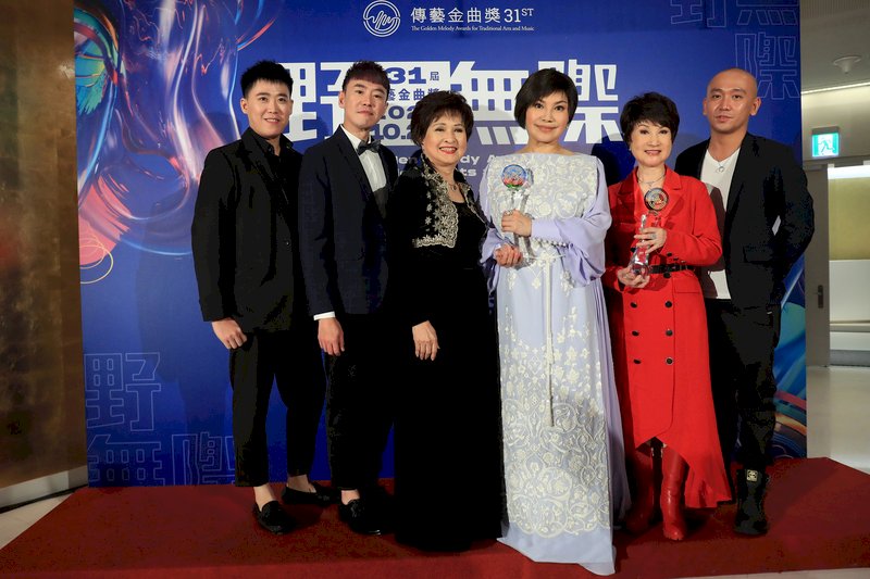 第31屆傳藝金曲獎24日晚間在台北頒獎,最佳團體演出獎由唐美雲歌仔戲團、高雄市國樂團的「月夜情愁」獲獎,劇團藝術總監唐美雲(右3)等人開心領獎。