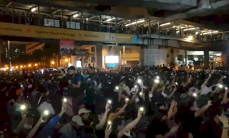 泰國示威二度占領叻巴頌路口 變裝皇后成焦點
