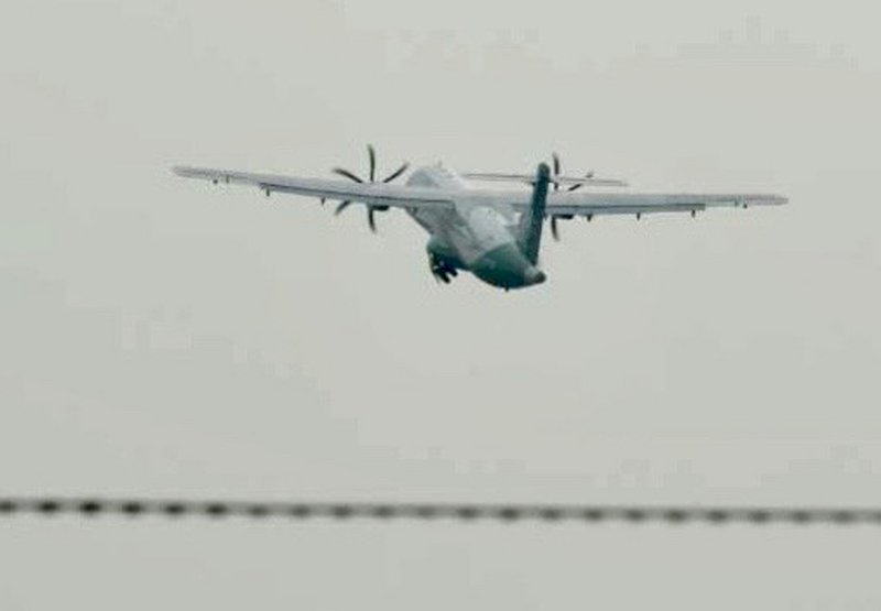 海巡東沙軍包機補飛成功 順利載運人員與物資往返