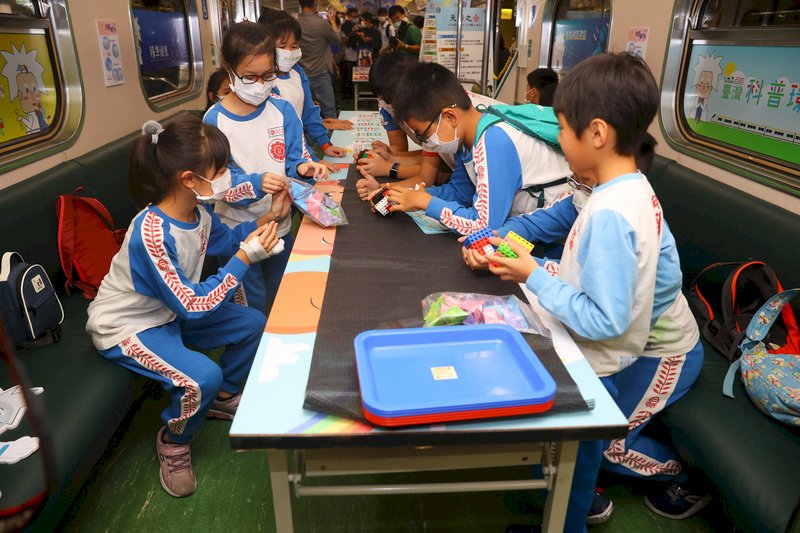 ASML打造光學車廂 推廣台灣科普教育