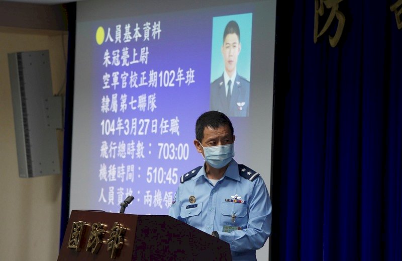 空軍第七聯隊一架F-5E戰機29日上午在台東執行任務,起飛不到2分鐘不明原因墜落志航基地北面海域,飛行員朱冠甍送醫急救仍宣告不治。國防部於10點30分召開記者會,由空軍參謀長黃志偉(圖)說明。