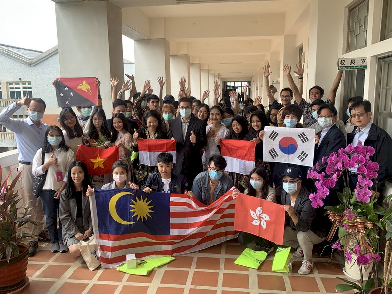 國立金門大學今年境外生報到人數突破往年紀錄,境外新生29日拜會校長陳建民,感謝校方在入境、來金門報到等過程給予協助。(國立金門大學提供)