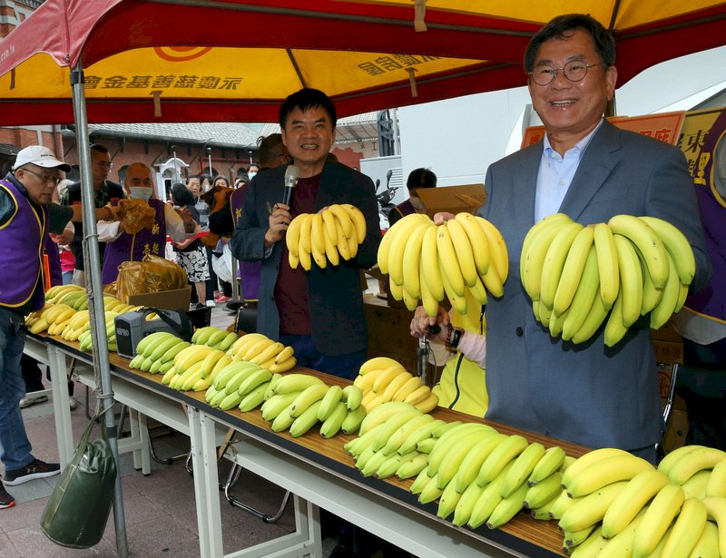 今年台灣香蕉盛產,為協助屏東蕉農拓展行銷通路,民進黨籍立法委員莊瑞雄(右2)與台北天后宮合作,29日下午在台北西門町紅樓前廣場舉辦義賣活動,同黨立委陳明文(右)也出席參與。