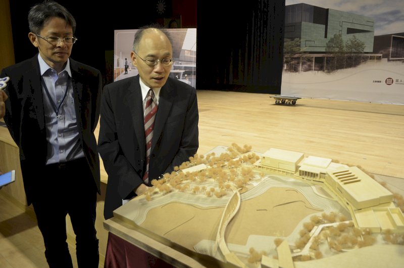 國立故宮博物院南部院區將於湖畔區興建新館,29日舉行說明會,故宮院長吳密察(右)表示,目前已進入細部設計階段,預計民國111年工程發包、115年底試營運。