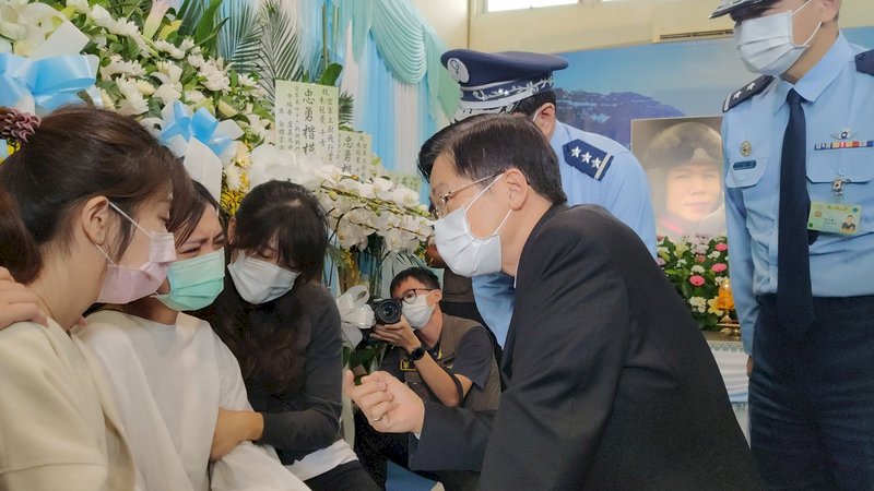 慰問失事飛官家屬 嚴德發:3年汰換台東F-5教練機