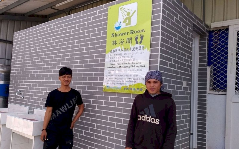 不用再洗冷水澡 東港首設外籍漁工淋浴間